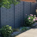 La clôture béton bois tressé vous propose l'ambiance esthétique et chaleureuse du bois, à la solidité et la longévité du béton.