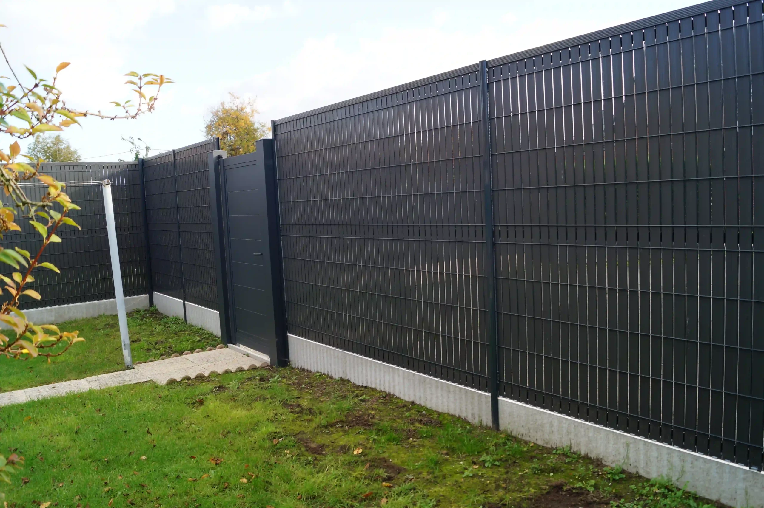 clôture rigide avec brise-vue intégré en lames PVC noires