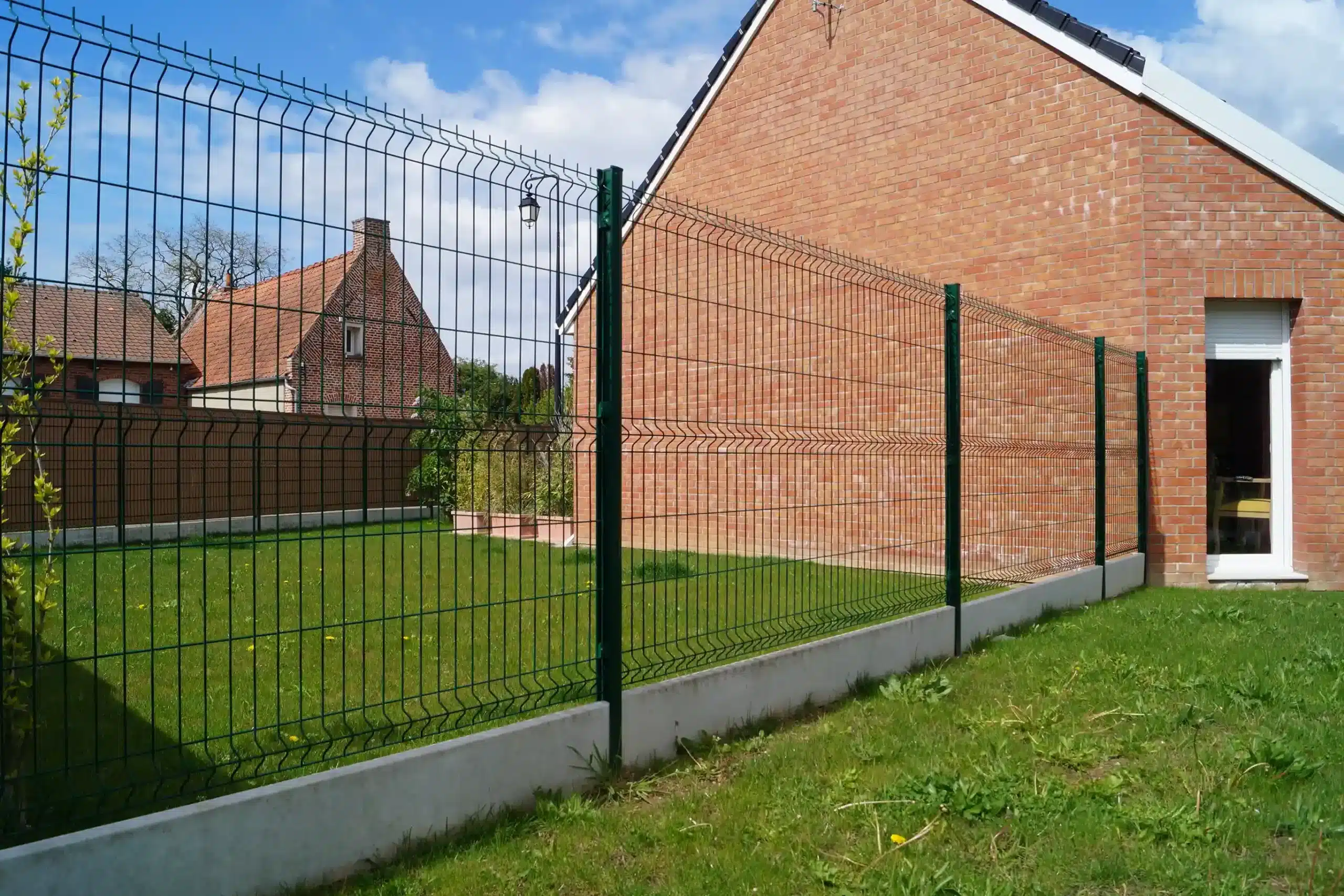 Clôture grillagée rigide installée sur soubassement béton