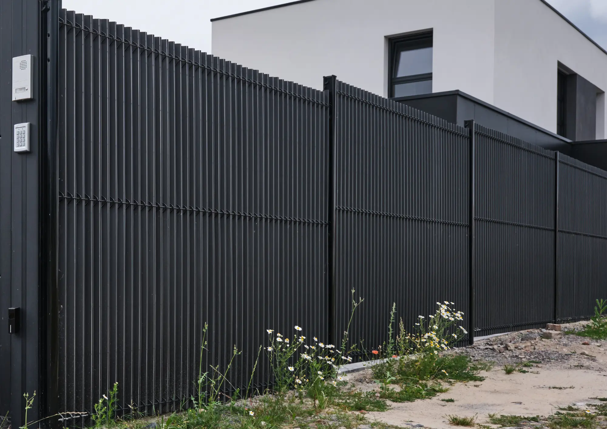 Clôture avec brise-vue Bermudes PVC en métal noir