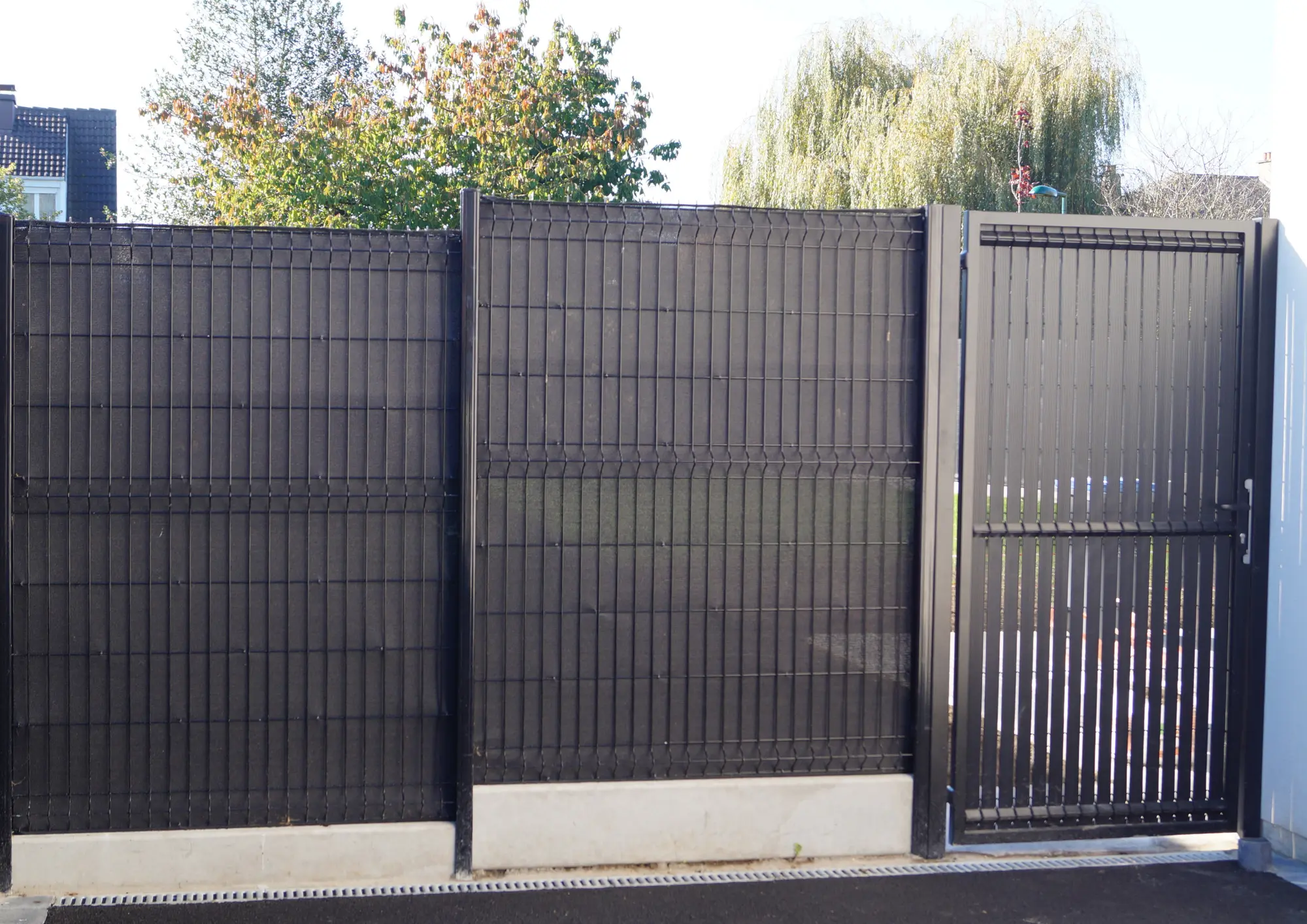 Clôture avec un brise-vue en toile gris anthracite