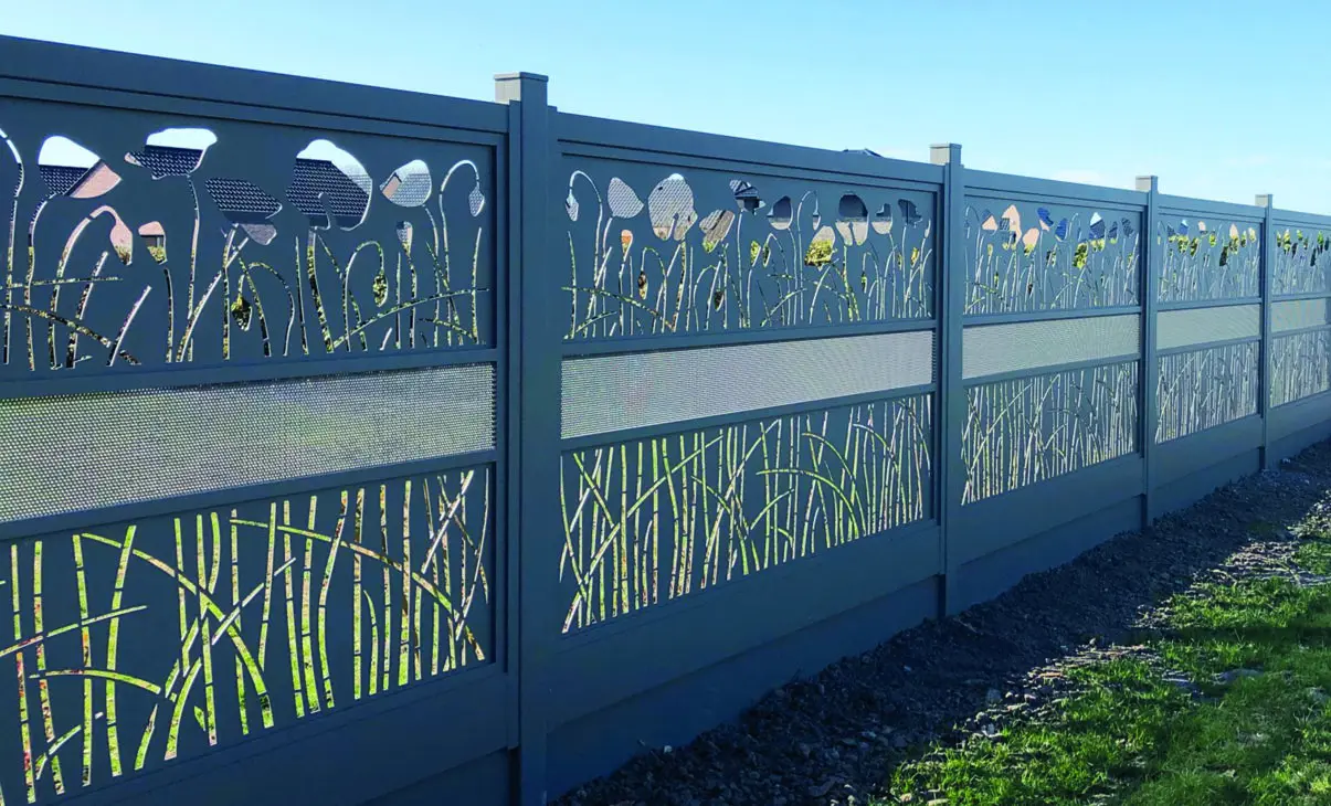 Clôture décorative Unicia en métal découpé au laser avec motifs floraux