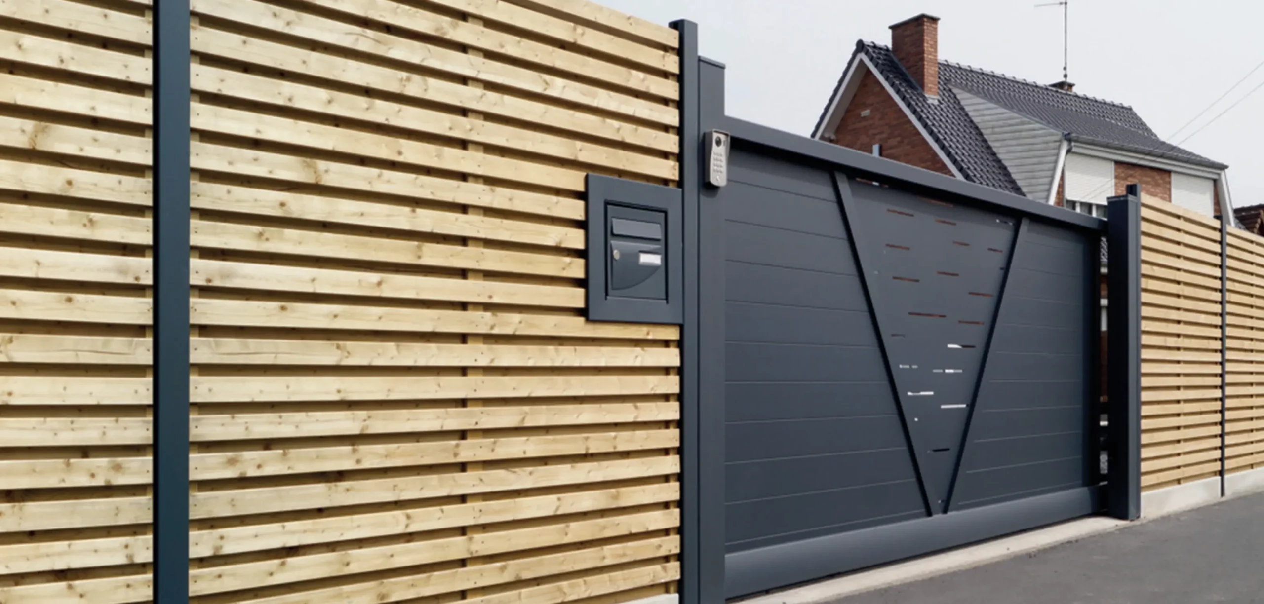 Clôture en bois ajouré avec poteaux métalliques et portail coulissant design en aluminium