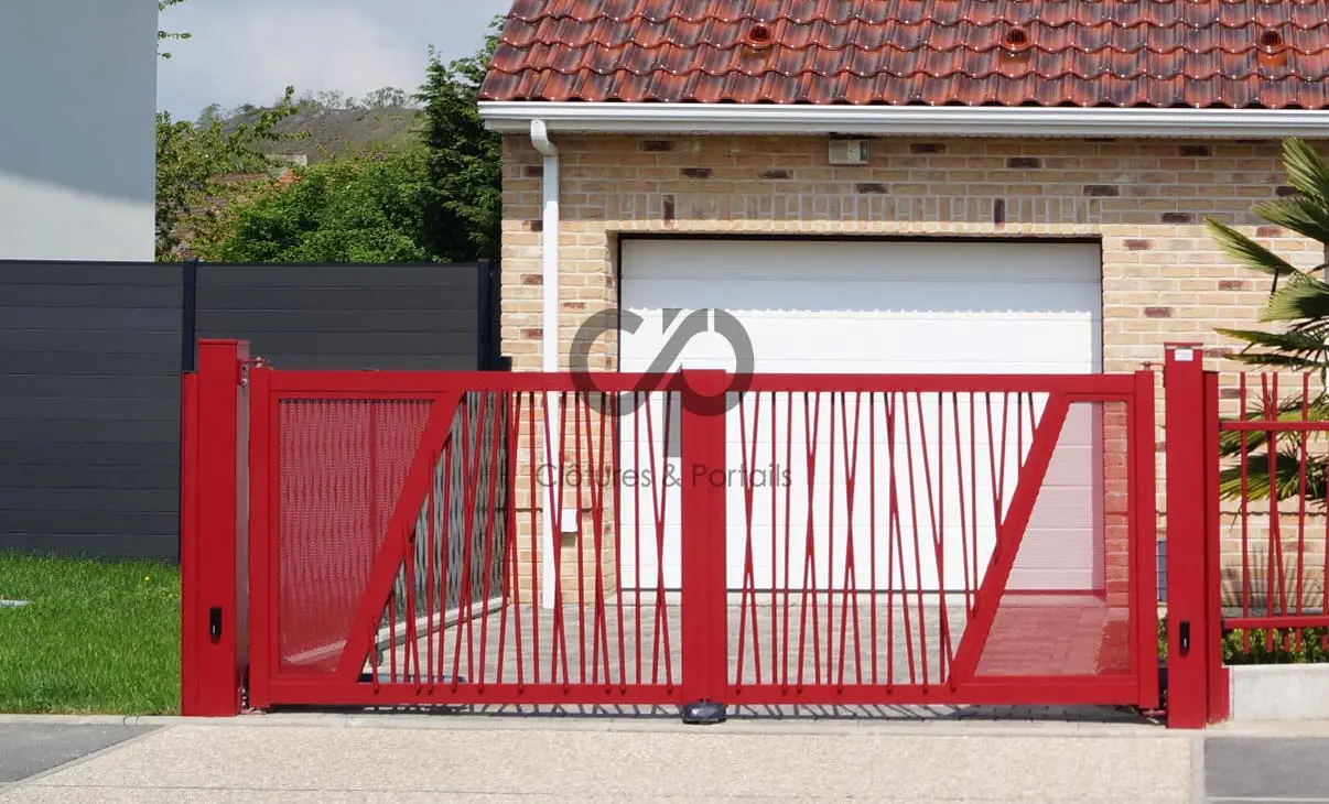 portail moderne aéré en aluminium de couleur rouge
