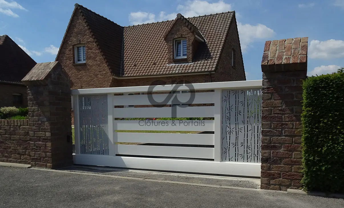 portail moderne en aluminium semi-opaque blanc